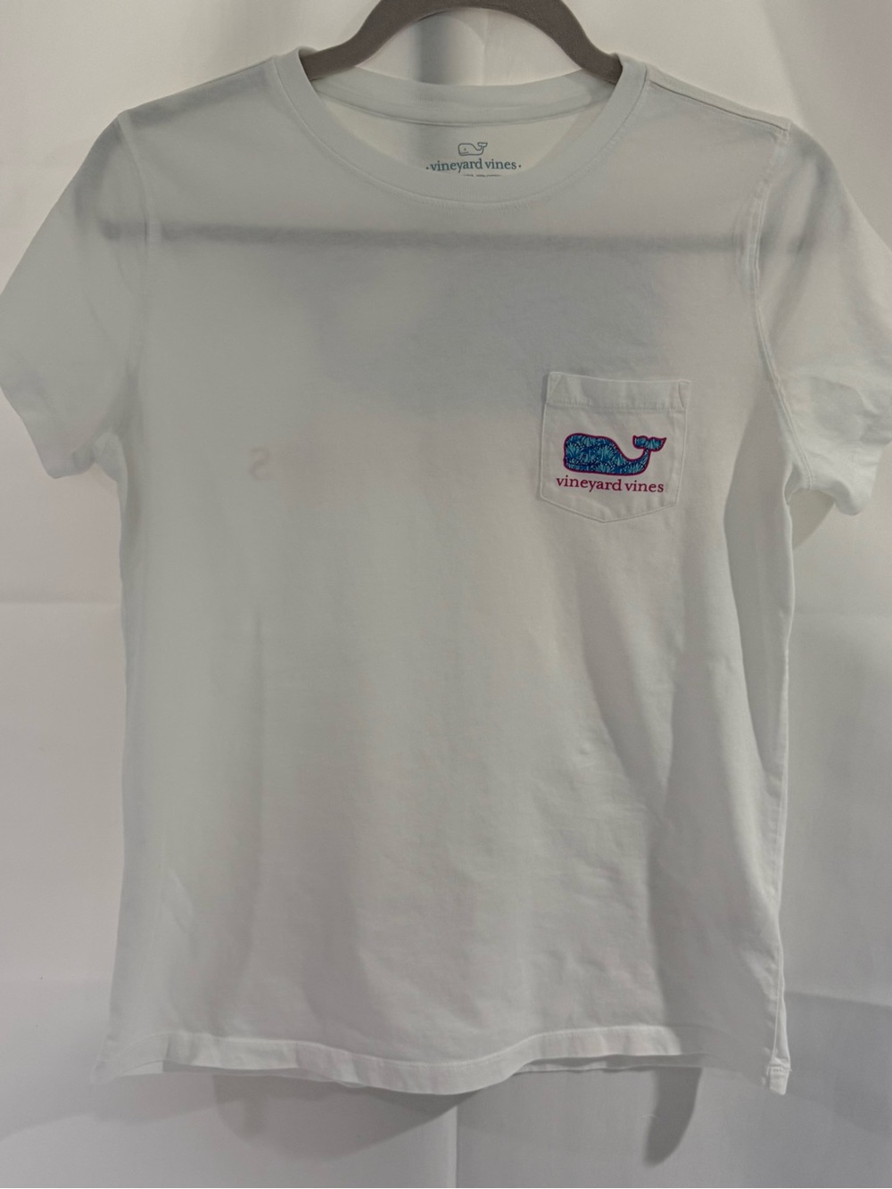 Classic White Vineyard Vines short-sleeve pocket t-shirt in a vibrant pink hue.